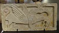 Bas-relief, Griffon, Calcaire, abbaye de l'ile-Barbe, 11e (2) (Lyon, Musee Gadagne)